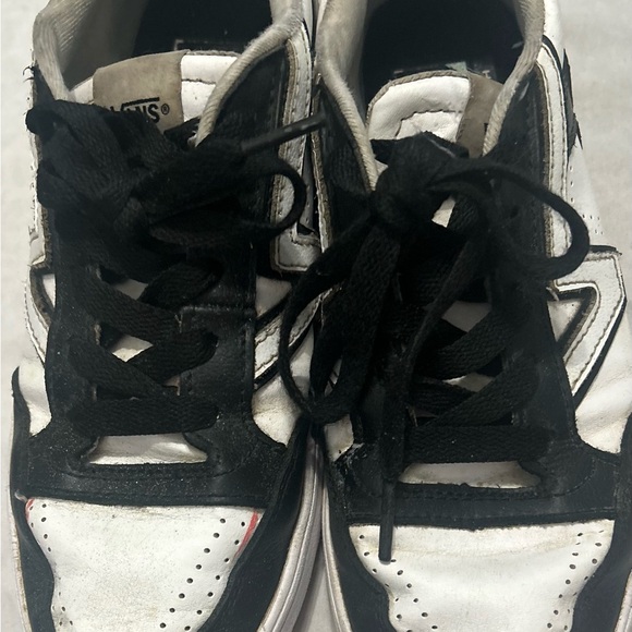 Vans Lowland ComfyCush Leather Shoe - Black / White, Mid- Rise - Picture 6 of 7